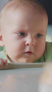 Düşünceli, etkileyici ve meraklı gözlü bir bebek, çevrelerini büyük bir hayranlıkla keşfediyor.