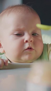 Bir yüzeye yaslanarak saf masumiyeti mükemmel bir şekilde yakalayan, merakla dolu, sevimli bir bebek.