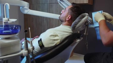 Diş hekiminde hastayı ameliyata hazırlamak için ellerini kapat. Hydience ve sağlıklı.