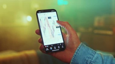 Eller telefonda finans haberleri okur. Borsa, çevrimiçi ticaret, tüccar çalışıyor. Piyasa verilerini, grafiğini değiştir