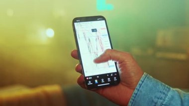 Kapat şunu adamım. Finansal haberleri takip et. Borsa, çevrimiçi ticaret, tüccar çalışıyor. Piyasa verilerini, grafiğini değiştir