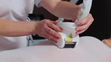 Ellerinizi kapayın ve vücut masajı yapın. Paketleme aparatı ile. Anti-selülit makine kozmetolojisi. Şekil düzeltmesi