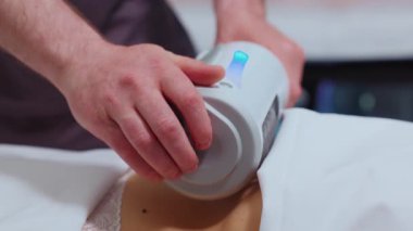 Yakın çekim vücutta endosfer terapisi ile kilo verir. Güzellik Kliniği