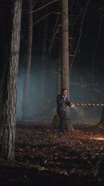 İki hippi geceleri boş ormanda dolaşıp etrafa bakınıyorlar. Genç dedektifler suç mahallinde çalışıyor, ellerinde fenerler var. Gölgeli adamlar. Yeşillik, sonbahar. Korku sahnesi. Polis kurdelesinin dikkatine.