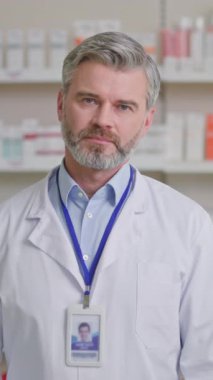 Portre modern eczane doktoru profesyonel danışman eczacıda poz veriyor. Eczanede. Sağlık görevlileri. Tıp sektörü.