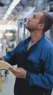 Sakallı, profesyonel erkek, teknoloji uzmanı şehir tramvayları için inşaat planı hazırlıyor. Fabrika. Ağır endüstri. Mühendislik.