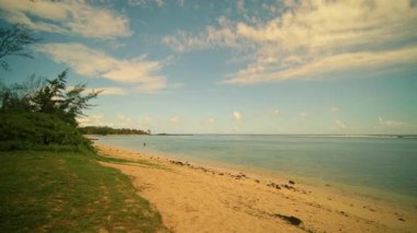 Berrak suları, altın kumu ve mavi gökyüzü olan sakin bir sahil. Rahatlamak ve keyif almak için ideal.