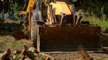 Bu video, orman içinde ustalıkla ilerleyen bir buldozerin ağaç kesimi ve arazi yönetimindeki verimliliği vurguluyor.
