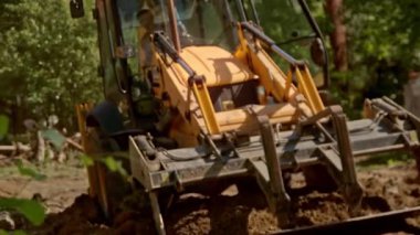 Bu videoda zorlu arazilerde yol alan, engebeli bir yolda ilerleyen ve çamurlu bir arazide gücünü gösteren sarı bir buldozer görülüyor.