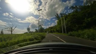 Bereketli ağaçlarla çevrili, manzaralı bir yolda giden bir araba gibi huzurlu bir yolculuk başlıyor. Güneş ışığı ön camdan süzülür, güzelliği arttırır.