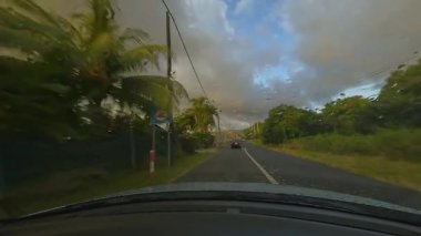 Bu video, dingin ağaçlarla kaplı bir yoldan yağmurla ıslanmış bir yola, dayanıklılık ve macerayı vurgulayan çeşitli manzaralar boyunca bir araba yolculuğunu takip ediyor.