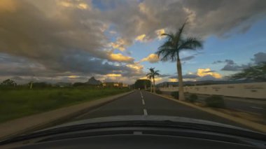 Büyüleyici bir yolculuk, bulutlu gökyüzünden baş döndürücü günbatımına kayan, dingin güzellik ve özgürlüğü gözler önüne seren bir araba manzaralar arasında gelişir.