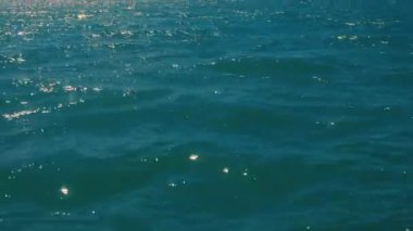 Bu videoyla güzelliğe dalın. Huzur, güneşin altındaki ışıltılı sular ve bir tekneden nefes kesici bir okyanus manzarası.