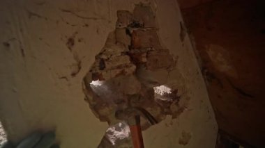 Bu belge, hasarlı bir duvarı doğru araç ve tekniklerle etkili bir şekilde onarmak için gereken adımları ayrıntılarıyla anlatır.