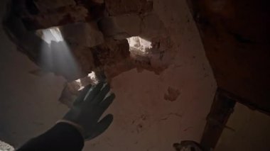 Tozlu ve zorlu bir ortamda yıkımın ve ev yenileme süreçlerinin karmaşık özünü yakalamak