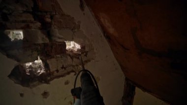 Duvarlar sistematik olarak yıkılırken büyüleyici yıkım aşamasını yakalamak heyecan verici yeni perspektifler ortaya çıkarıyor.