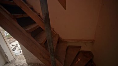 Bir aracı kavrayan, bir keşif duygusu taşıyan, yıpranmış bir merdiven ayrıntılı bir görünümü.