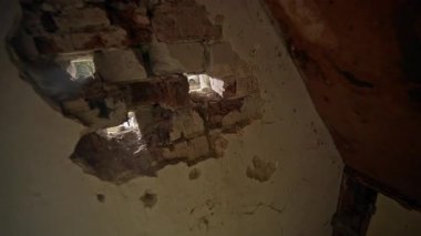 Bir duvarı yıkmak, doğal ışık için açıklıklar yaratmanın anahtarıdır, el işi inşaat çabalarını vurgulamak