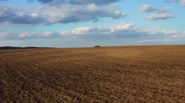 Ilık bahar kırsal manzarasında İHA uçuşu. Ülkedeki sonsuz kırsal alanların resimli manzarası. Hava görünümleri.