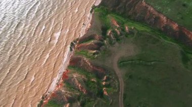 Turuncu barışçıl deniz suyuyla muhteşem kıyı manzarası. Hava aracı atışı. Seyahat et. Tatilde. Yaz gezisi konsepti.