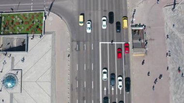 Resimli yaz şehrinin havadan görünüşü. İHA 'lar şehir trafiğini ve toplu taşıma araçlarını vuruyor. Havadan şehir manzarası. Şehir hayatı kavramı.