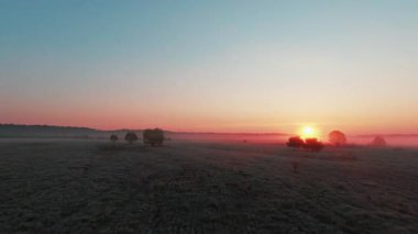 Olağanüstü doğa manzarası. Sinematik ufuk çizgisinde harika bir altın gün batımı manzarası. Sabah sisli bulutlarla kaplı bir yer..