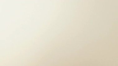 Küresel ısınma kavramı. Atmosferi kirleten fabrika borularından çıkan beyaz gaz bulutları. Ağır sanayi rafinerisi manzarası.