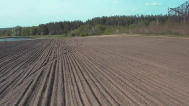 Tarla ekimi. Tarım sektörü konsepti. Kırsal alanların insansız hava aracı görüntüleri hasat mahsulleri için hazırlanıyor. Tarım ve kırsal.