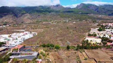 Tropikal doğal manzara uçuşunun hava aracı görüntüsü. Egzotik ağaçlar, İspanyol binaları ve muhteşem dağ manzarası. Seyahat ve seyahat.
