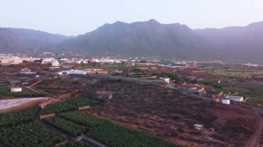 İspanya 'nın muhteşem Tenerife adasının insansız hava aracı görüntüsü. Sisli muhteşem dağlar, kır evleri ve muz tarlaları..