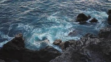Vahşi sahil manzarası. Hava manzaralı güzel kayalar ve köpüklü ve gürültülü dalgalar. Muhteşem mavi deniz manzarası. Okyanus yolculuğu.