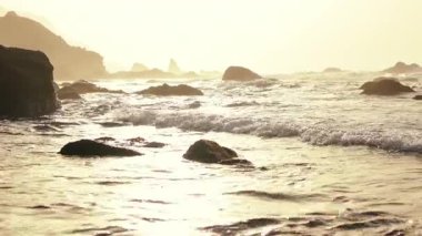 Güzel günbatımı bulutlarının sinematik çekimi huzurlu denizin üzerinde yükseliyor. Tropikal adalara ilginç bir yolculuk. Deniz kenarında seyahat etmek.