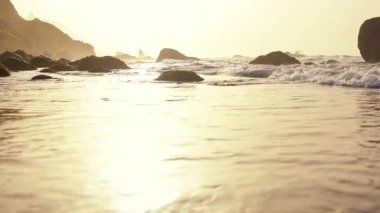 Yazın güzel manzaralı deniz kenarına bir gezi. Huzurlu okyanus manzarasında güzel turuncu yaz günbatımı gökyüzü. Seyyar çekim..