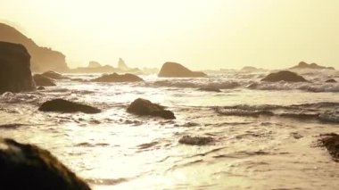 Muhteşem bir akşam kumsalı ve deniz manzarası. Huzurlu denizin üzerinde turuncu günbatımı güneşi. Yolculuk sahnesi. Azim. Yaz tatili.