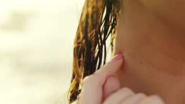 Sahilde beyaz saçlı, hassas beyaz tenli, güzel, genç bir kadının yakın görüntüsü. Yüz portresi. Şefkat, kadın güzelliği. Cilt bakımı.