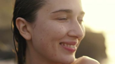 Güzel, beyaz tenli, mutlu bir kızın şehvetli portresi. Okyanus yaz tatilinin tadını çıkaran ıslak saçlı, gülümseyen genç bir kadın. Cilt bakımı ve güzellik.