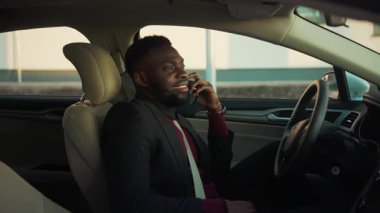 Los Angeles, Kaliforniya 15 03: 2019 Genç, yakışıklı, Afro-Amerikan genç işadamı, araba tebessümü içinde telefonla konuşuyor, genç, gülümseyen bir araç, otomobil sokağı otomobil işadamı, yavaş çekimde ceket satın alıyor.