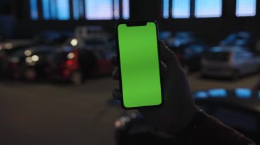 NEW YORK - 19 Nisan 2019: Gece şehir rengarenk araba iletişimi aygıtı üzerinde dikey yeşil ekranlı akıllı telefon kullanımı dijital cihaz mobil dokunmatik mobil mobil mobil dokunmatik