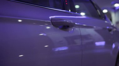 Kapıları kapatın. Kapıları açın. Şoförler gece şehir ışıklarında. Arka planda otomobil sürücüsü.