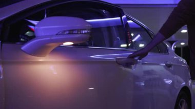 NEW YORK - 19 Nisan 2019: Kapatın el arabası sürücülerin kapısında gece şehir ışıklarında arka planda otomobil sürücüsü erkek karayolu aracı yetişkin şehir ışıkları ulaşım yavaş çekim