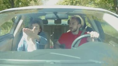 Arabaların içi. Kafkasyalı genç bir çift kavga ediyor. Kıskançlık. İlişki sorunları. Yaz zamanı. Çekici kadın ve erkek arkadaş. Otomobil, konsept, seyahat, tatil, güvenlik, yolculuk, yol, metal, sorunlar, erkek arkadaş