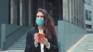 Esmer, genç bir kadın akıllı telefon uygulaması kullanarak aniden şakaklarında şiddetli bir ağrı hisseder. Portre. Sağlık hizmetleri. Virüs belirtileri.