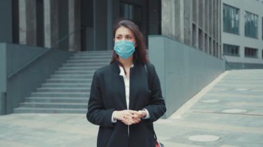 Ofisteki takım elbiseli genç bayanın zoom portresi dışarıda dikilirken baş ağrısı çekiyor şakaklara masaj yapıyor ve koronavirüs belirtileri gösteriyor. Salgın. Sağlık hizmetleri.