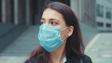 Beyaz kadın çalışan kadın yöneticinin Coronavirus 'a karşı mavi maske takan portresi. Sağlık, hijyen. İş adamları.