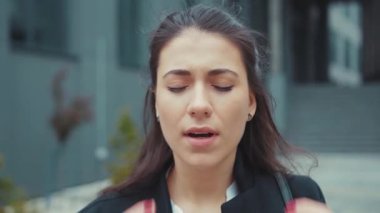 Hasta yorgun, çok çalışan beyaz bir kadın şakaklarına dokunduğu için şiddetli baş ağrısı çekiyor. Yorgun insanlar. İş adamı. Sağlık hizmeti kavramı.