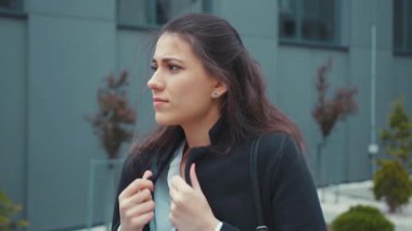 Virüs enfeksiyonu belirtileri gösteren genç ve soğuk bir kadın dışarıda dururken yüksek ateş, göğüs ağrısı ve kuru öksürük hisseder. Salgın. Covid-19. Sağlık hizmetleri.