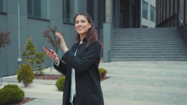 NEW YORK - 5 Nisan 2019: Komik Çekici Dans Eden Kadın Dansları. Vlogger Influencer. Kullanıcı Arayüzü ile Animasyon - Smartphone 'dan Hoşlanma, Takipçiler, Sosyal Medya Yorumları. Yanıt ver. Başarılı.