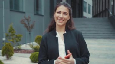 Ofis binasının dışında dans eden neşeli, komik beyaz kadın sosyal medya kullanıcı arayüzünde akıllı telefon dinleme tuşlarıyla oynuyor. Canlandırma konsepti için.