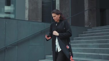 Ofisten ayrılan Kafkasyalı kadın kendini çok kötü hissediyor ve soğuk algınlığı belirtileri gösteriyor. Sağlık hizmetleri. Grip oldum. Virüs enfeksiyonları.