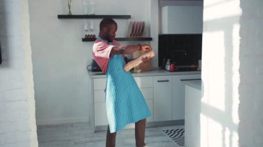 Komik aşçı tavayı banço gibi çalıyor. Espri anlayışı. Beyaz arka plan. Rock yıldızı gibi.